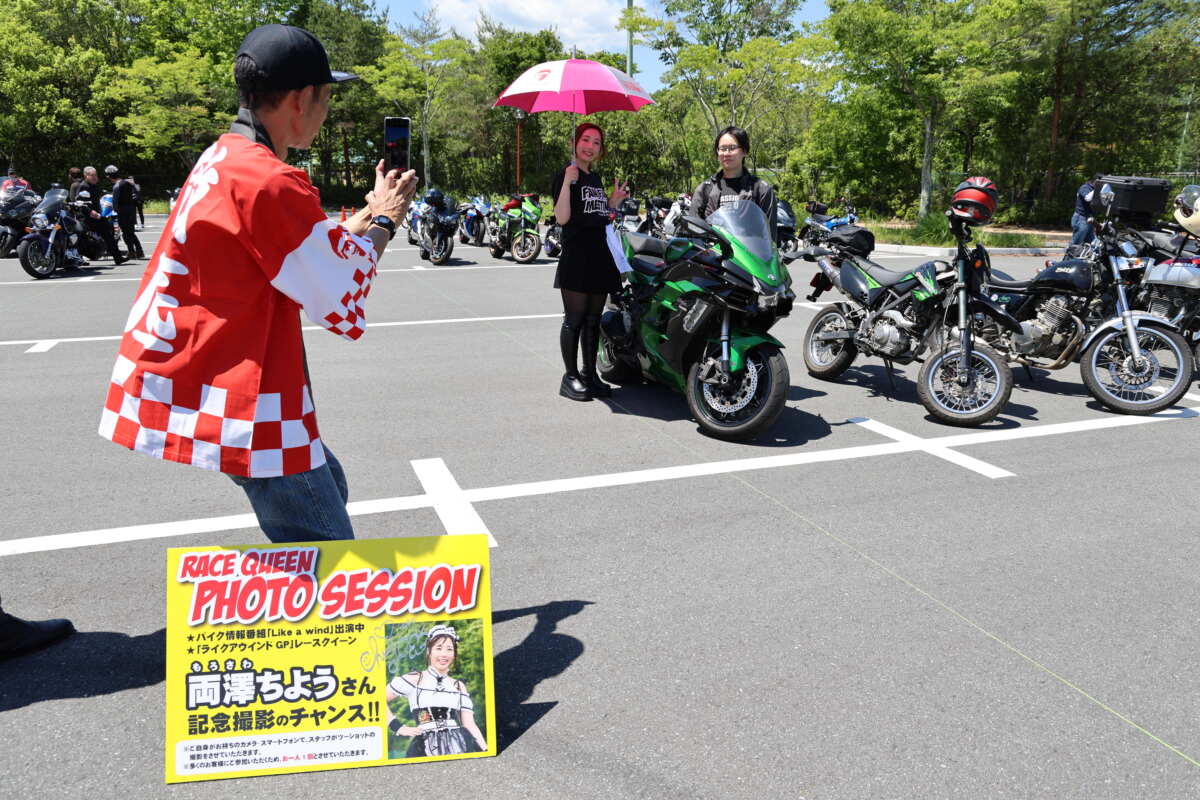 レースクイーンと記念撮影が行える「フォトセッション」は、今回両澤ちようさん。
