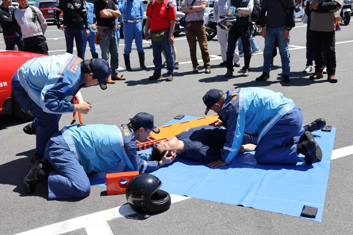 ライダーの救護を想定した「傷者対応講習救急隊活動実演」は、バイク事故ならでは、ヘルメットの脱がしかたなどをわかりやすくPR。