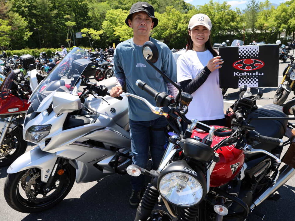 関澤裕理子さん/トライアンフ スピードツイン900&関澤至道さん/ヤマハ FJR1300AE