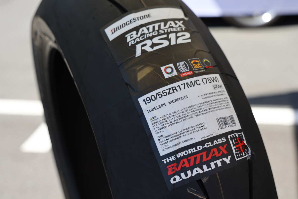 『バトラックス レーシング ストリート RS12』は、コーナリングで接地する部分にはレーシングタイヤが採用する柔らかめのコンパウンドを採用。
