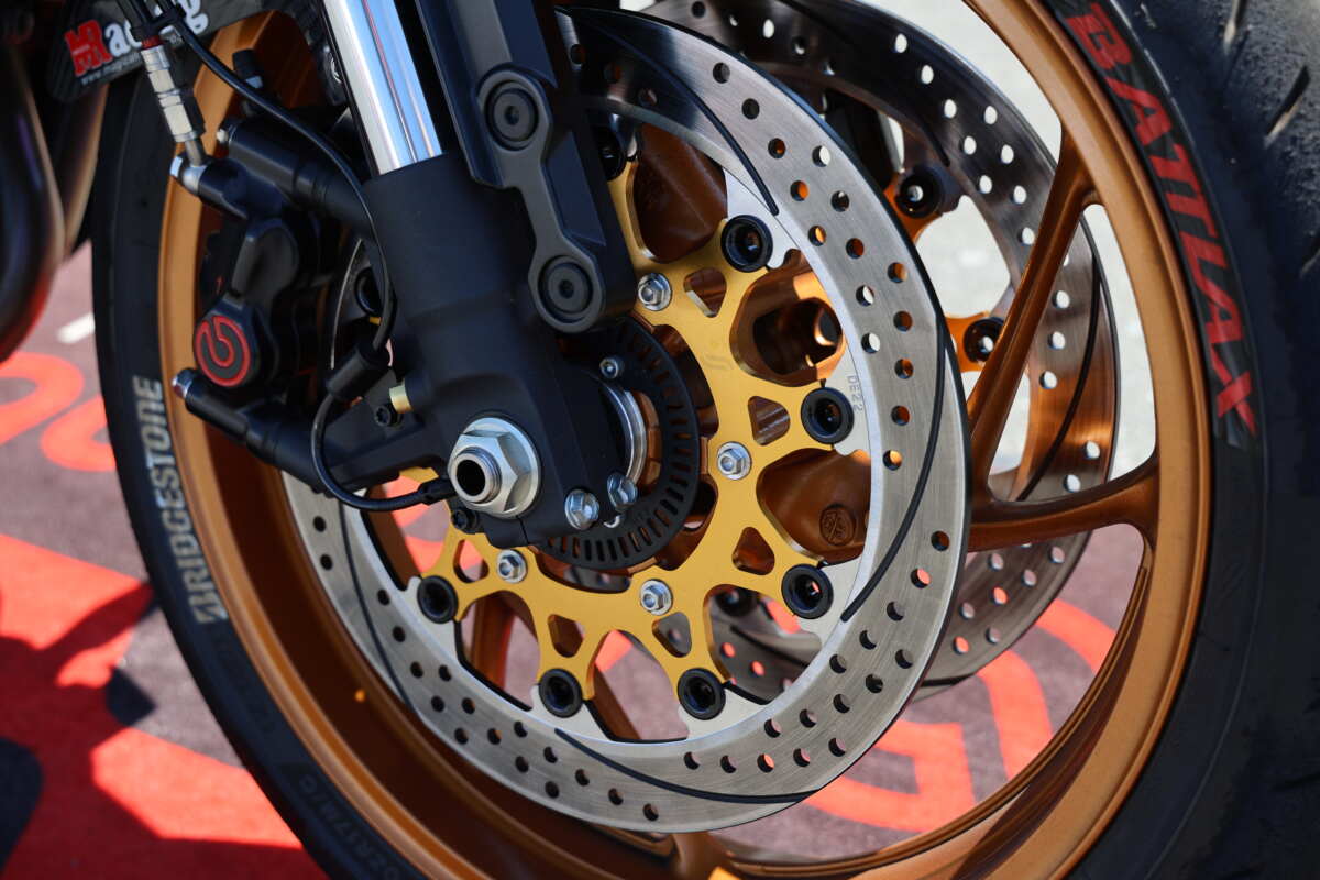 PLOT x SUNSTAR 別注『プレミアムレーシングゴールド』の対応車種は、KATANA、Z900RS/Cafe/SE、CB1000F用で、価格は1枚5万600円。写真はKATANA。