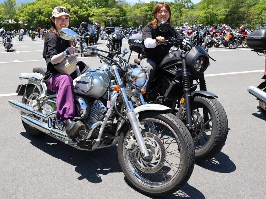アミーさん／ヤマハ　ドラッグスター400（左）＆なつりんさん／ホンダ　レブル250（右）