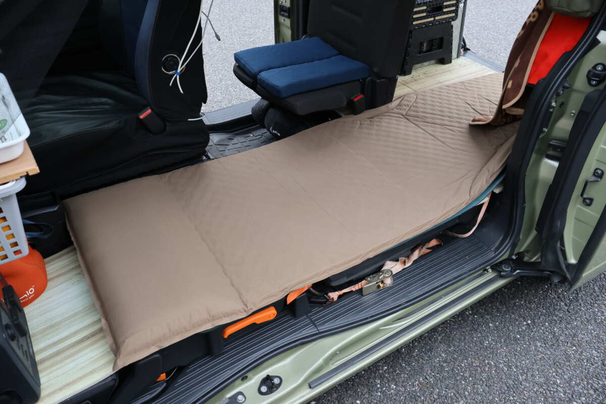 ホンダのN-VANにもぴったり収まるPLACEST。車中泊のお供にも最適だ。
