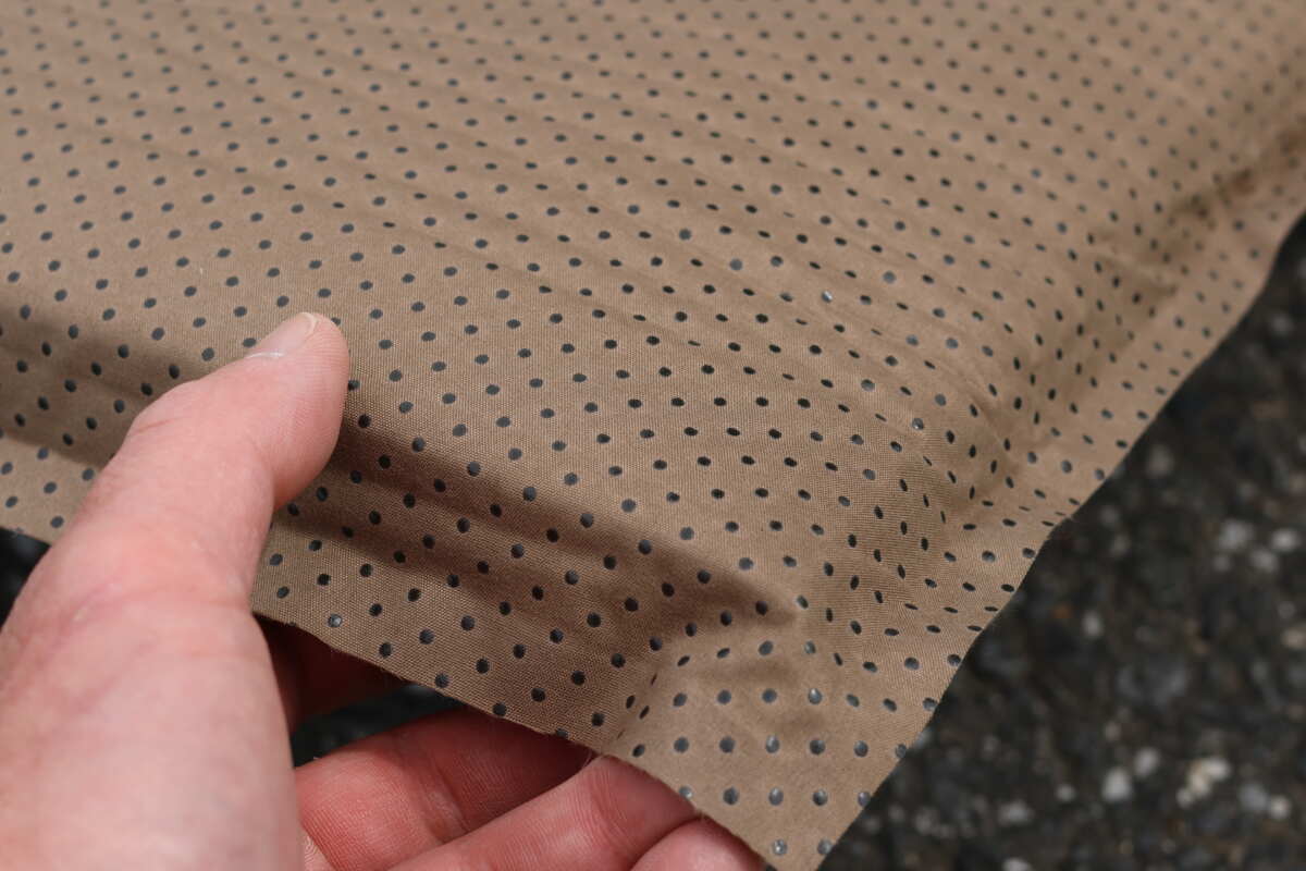 裏地には、体育館などの床での使用を想定してのことだろう、滑り止め加工が施されている。