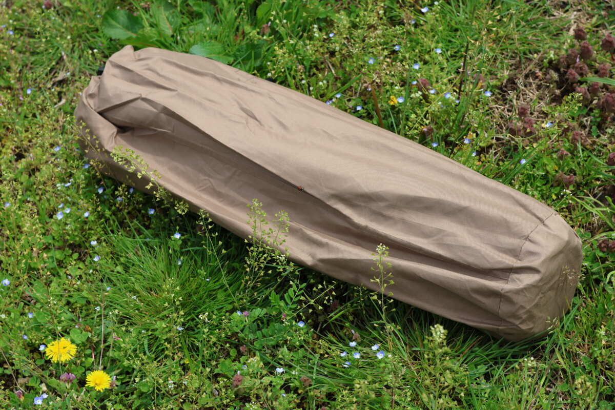 問題はたたみ寸法。登山用でもなければバイクキャンプ用でもないのでφ18×63cmと収納サイズがやや大きく、重さも約1.7kg。