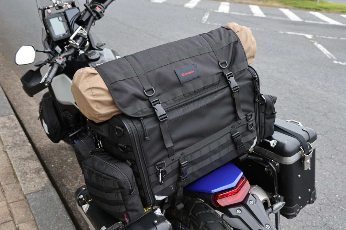 デイトナのキャンプ用のシートバッグ『HenlyBegins DH-750C』の上ブタに挟み込んでみると、思ったよりかさばらない。外付けなので雨で濡らさない工夫は必要だが思ったほど大きくはない。