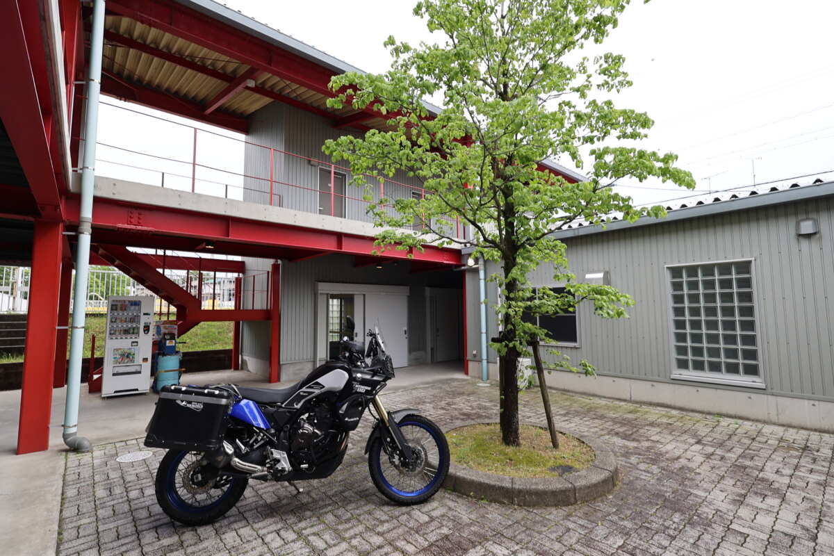 中庭兼駐輪場スペース。バイクは敷地内に入れられるのでとっても安心。