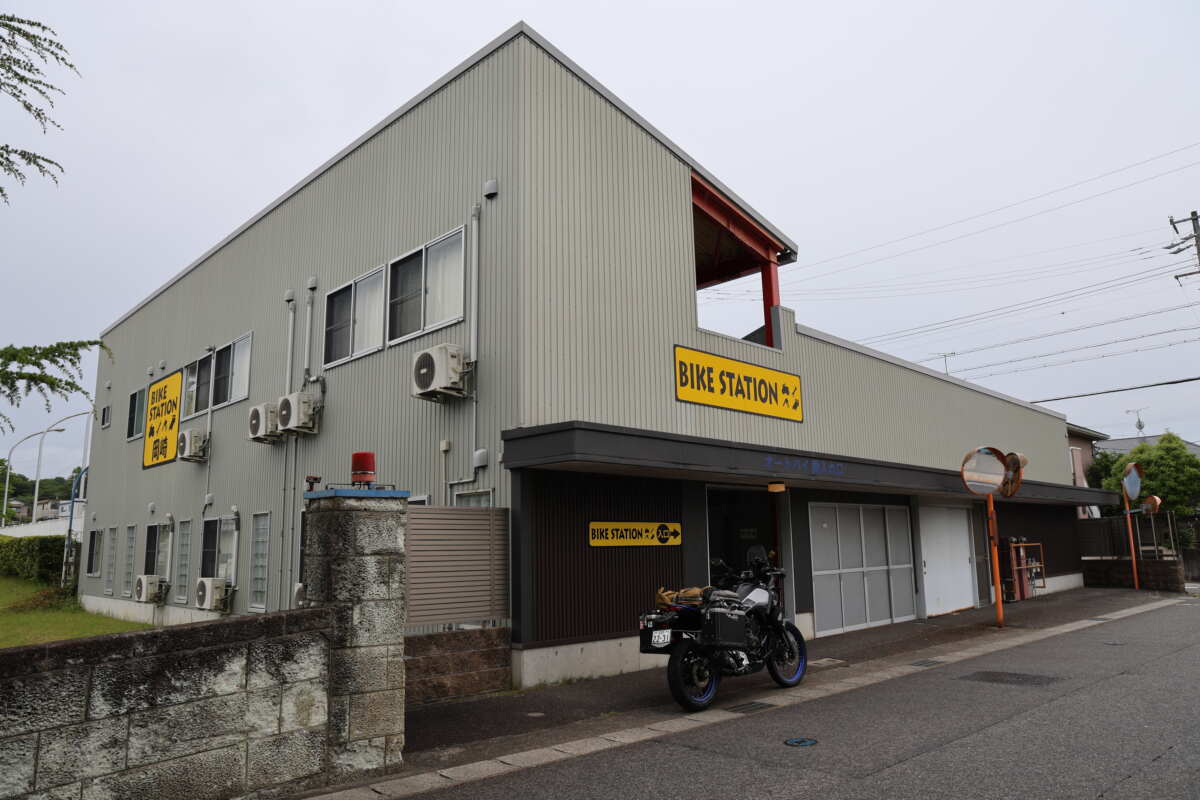 バイクステーション岡崎の外観。レッドバロン本社工場の隣というか同敷地にある。