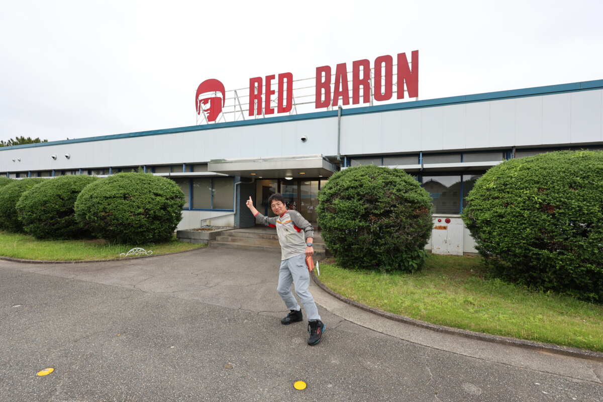 本社工場のエントランス。絶版中古車であってもパーツ不足に悩まされず乗り続けられる“最長3年間のパーツ保証”を支えているのがこの本社工場なのだ。