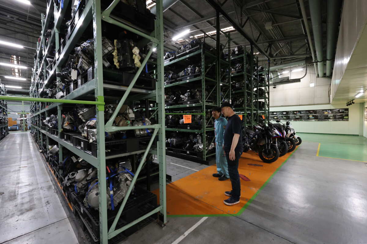 本社工場の見学ツアーの様子。レッドバロンの絶版中古車のパーツ保証を支える根幹を垣間見ることができる。