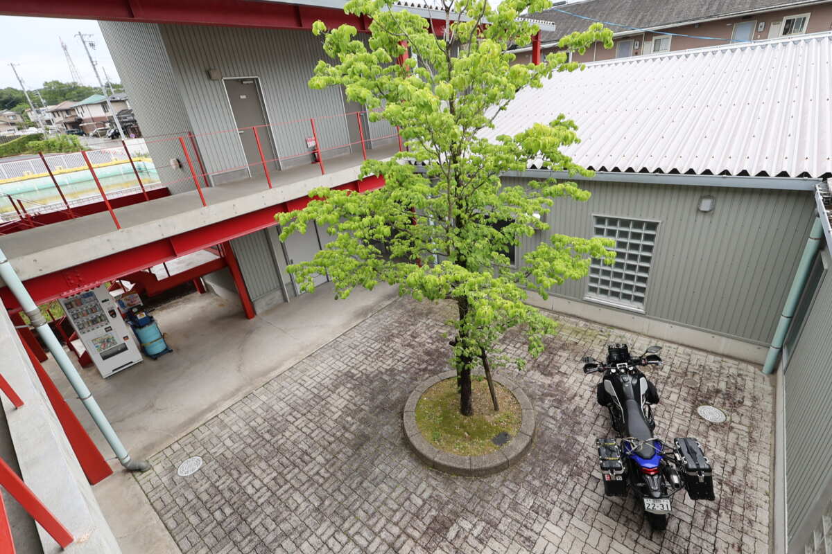 パーキングスペースのない2F宿泊者は中庭にバイクを駐輪。休日ともなると結構な台数が停まるという。