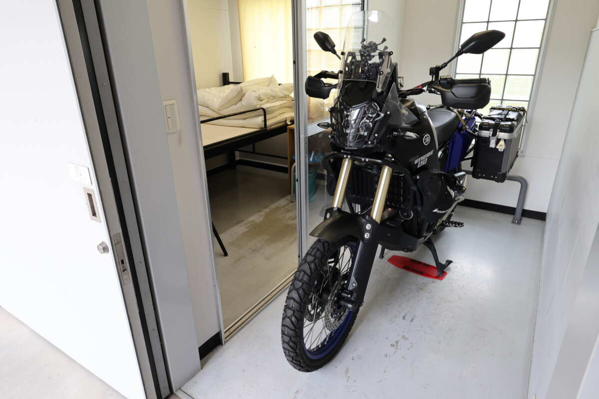 パーキングスペースはパニアケースを取り付けた700ccクラスのアドベンチャーバイクを普通にセンタースタンド駐輪できた。過去にはホンダのゴールドウイングが入ったこともあるという。