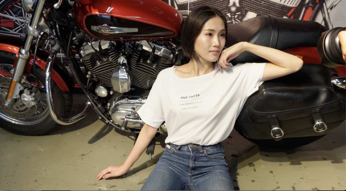 愛車スポーツスターとともに撮影した小林静奈さん。
