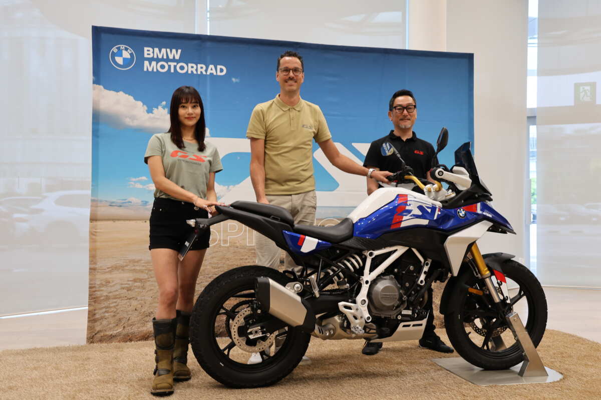 2026年5月より受注が開始され、2026年9月の納車が予定されているBMW　F450GS。ロードスポーツバイクのG310RベースのG310GSからは一線を画し、しっかりGSシリーズとしての性能を追求したモデルとして登場。このレーシング・ブルー・メタリックを纏ったGSトロフィー仕様のF450GSは『イージー・ライド・クラッチ（ERC）』を搭載している。