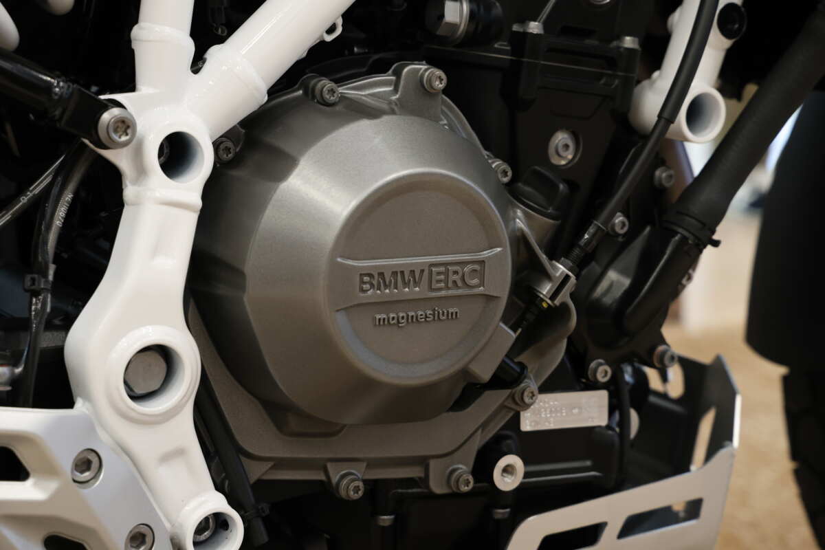 “ERC（イージー・ライド・クラッチ）”の文字が誇らしげに入れられたBMW　F450GS　トロフィーのエンジンカバー。普通のMTバイクのクラッチ同様ケーブルがある。