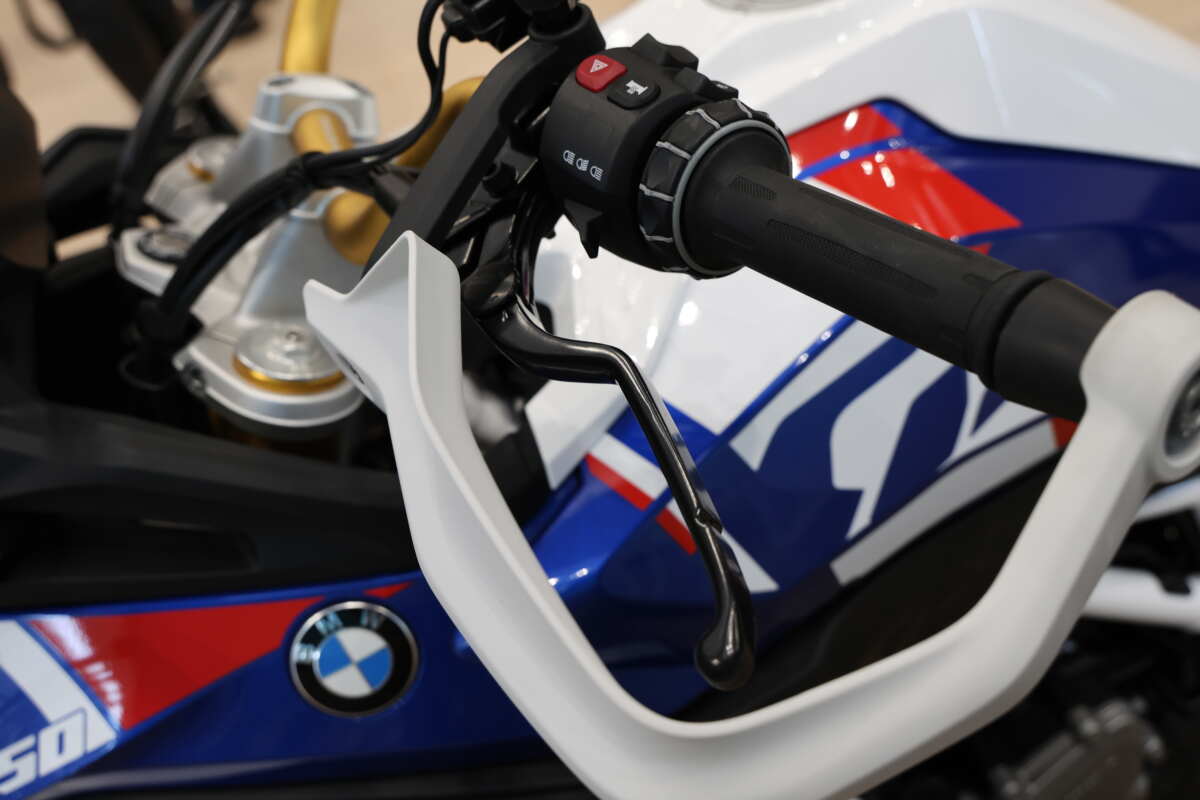 BMWの『イージー・ライド・クラッチ（ERC）』にもクラッチレバーは残されており、レバーを使ってのクラッチ操作も可能。ただしクラッチレバーの操作感に関しては、ノーマル状態のF450GSに比べてやや操作が重たい印象を受けた。ちなみにエンジン停止時は常にクラッチレバーを握っているのと同じ状態となるため、坂道の駐輪ではギヤを1速に入れておいてもバイクは前後に動く。
