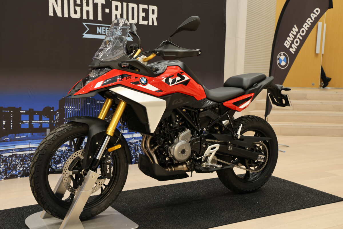 5月より受注予約受付中のBMW F450GSの価格は、スタンダード（コスミック・ブラック）が96万1000円で、スポーツ仕様（レーシング・レッド）が98万4000円、『イージー・ライド・クラッチ（ERC）』搭載のトロフィ仕様（レーシング・ブルー・メタリック）が103万3000円となっている。