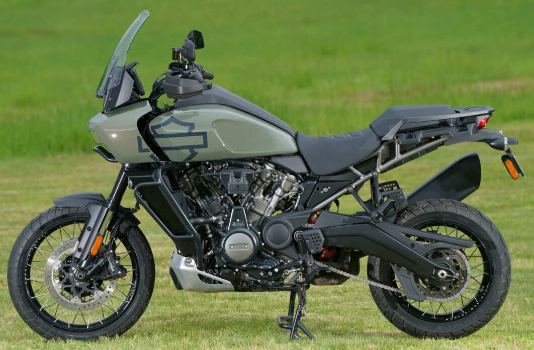 ハーレーダビッドソン初のアドベンチャーモデル、パンアメリカ1250/スペシャルは、『ベルトドライブ』ではなくチェーンドライブを採用。その理由は、『ベルトドライブ』の弱点である“異物の噛み込み”を嫌ってのこと。オフロード走行ではドライブベルトとスプロケットの間に砂利などが挟まりやすく、それがドライブベルト破損の原因となる。