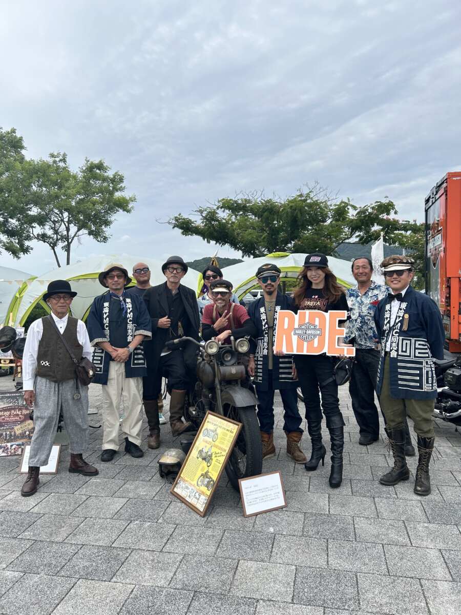往年の名車に合わせて、ファッションもおしゃれにコーディネイトした『ビンテージ・ラン・イン・津島』のメンバーの皆さん。