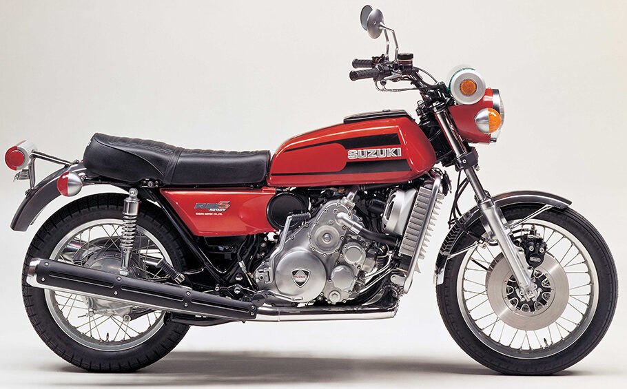SUZUKI RE-5（1975年）。西ドイツNSU・バンケル社とロータリーエンジン特許の契約を結び、ロータリーエンジン搭載した二輪車として登場。エンジンは水冷497ccのロータリーエンジンで62psを発生した。