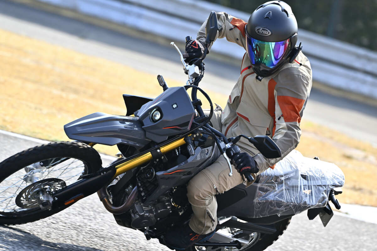 ビッグバイクだけでなく、〜400ccまでの中型車両も用意。今年であればDR-Z4S(2025モデル)、カワサキ・エリミネーター(2026モデル)、YZF-R3(2025モデル)などが用意されているので無理に、大きく重いビッグバイクに挑戦する必要もない(笑)。