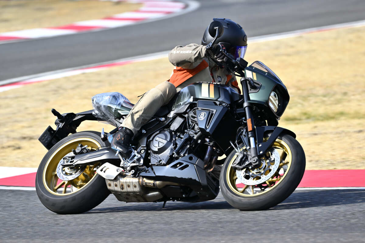 SUZUKI GSX-8TTに乗る筆者・谷田貝 洋暁。