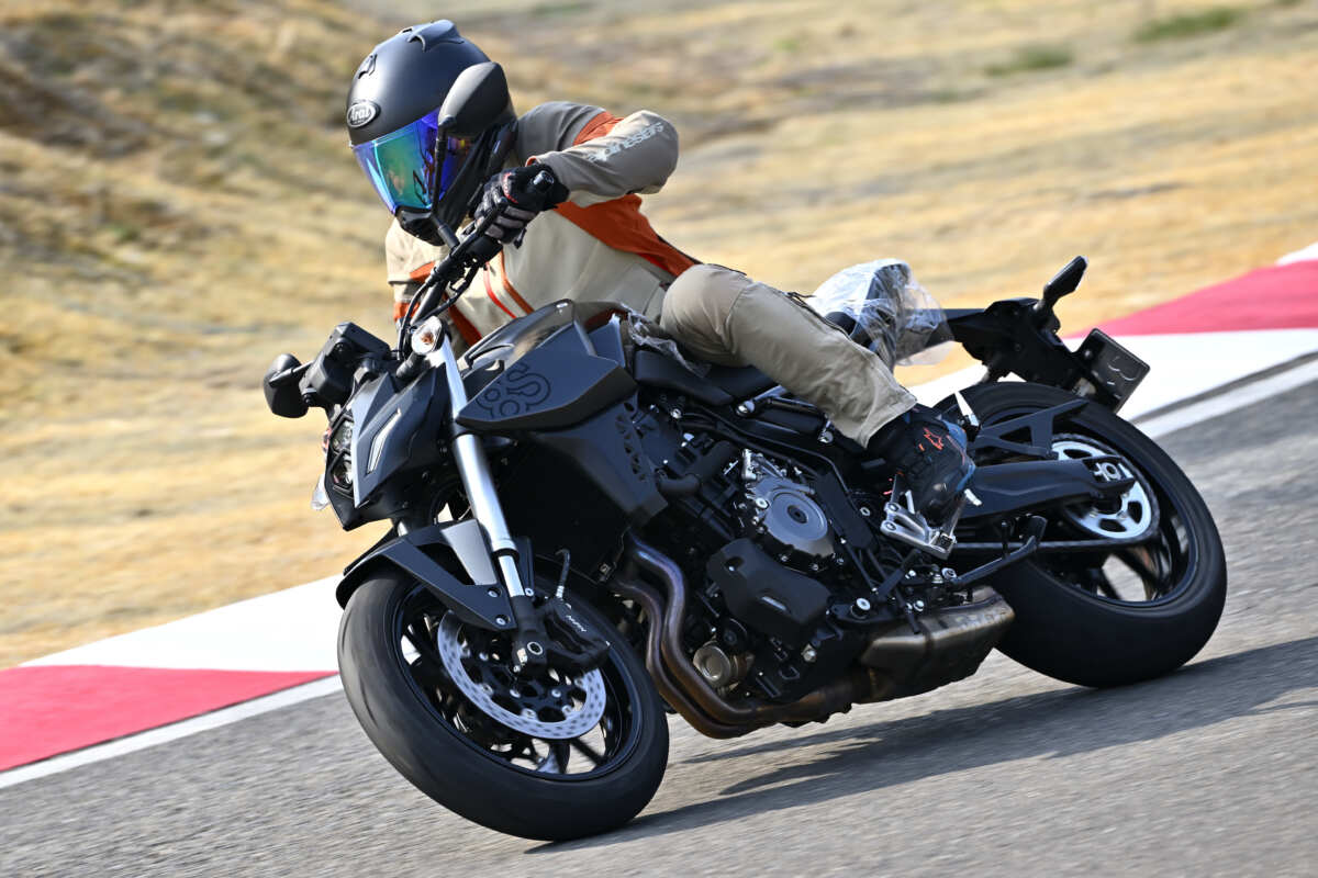 SUZUKI GSX-8Sに乗る筆者・谷田貝 洋暁。