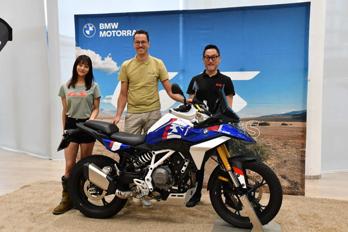 ▲国内初披露された新型『F 450 GS』を囲み、写真右から、BMWモトラッドジャパン ジェネラルマネージャーの大隅武氏、BMWモトラッド グローバル・マーケティング・ダイレクターのマルティン・シュライペン氏、ゲストとして登場した女優・タレントの指出瑞貴さん。