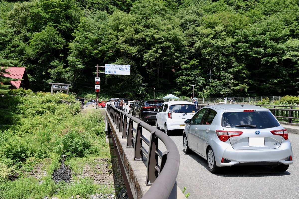 上高地の表玄関、長野県松本市の沢渡駐車場。上高地は通年マイカー規制が敷かれてシャトルバスやタクシーに乗り換える必要があるため、夏休みシーズンともなれば近隣の駐車場がこのとおり大混雑。