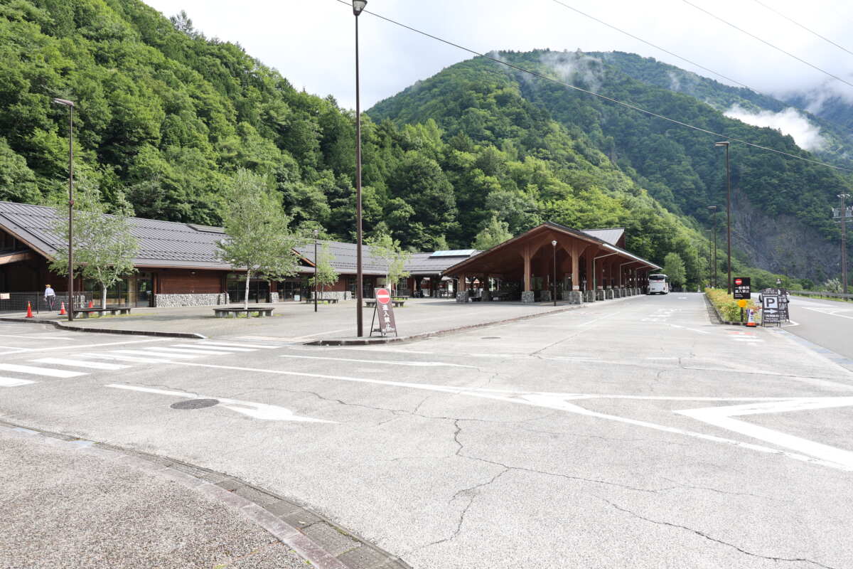 沢渡駐車場から上高地へは、専用のシャトルバスが出ており、料金は片道1500円。おすすめは往復チケットの購入だ。というのも、復路の上高地のバスターミナルではバスを待つ前に、まず復路のチケットを買うため行列が百メートル単位で伸び、2時間待ちも当たり前だとか。