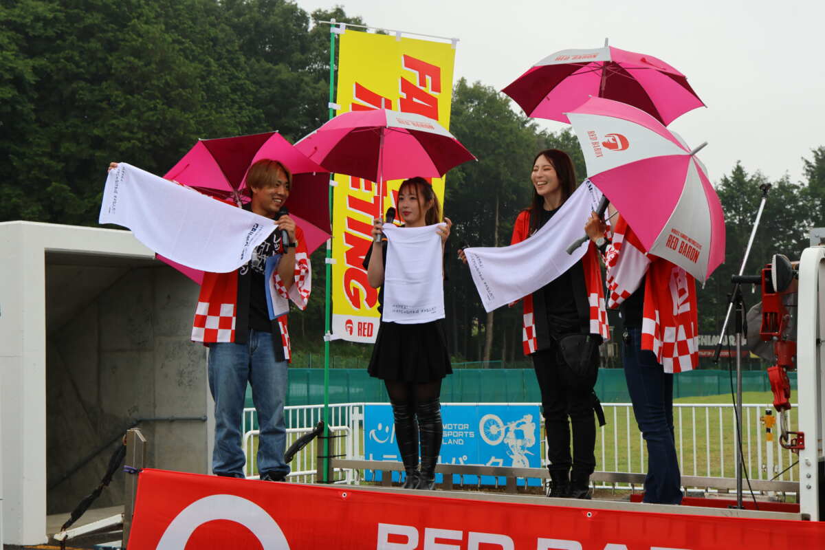 ゲストを迎えたトークショーに、納車賞や遠来賞、じゃんけん大会と矢継ぎ早に催しが開催される。