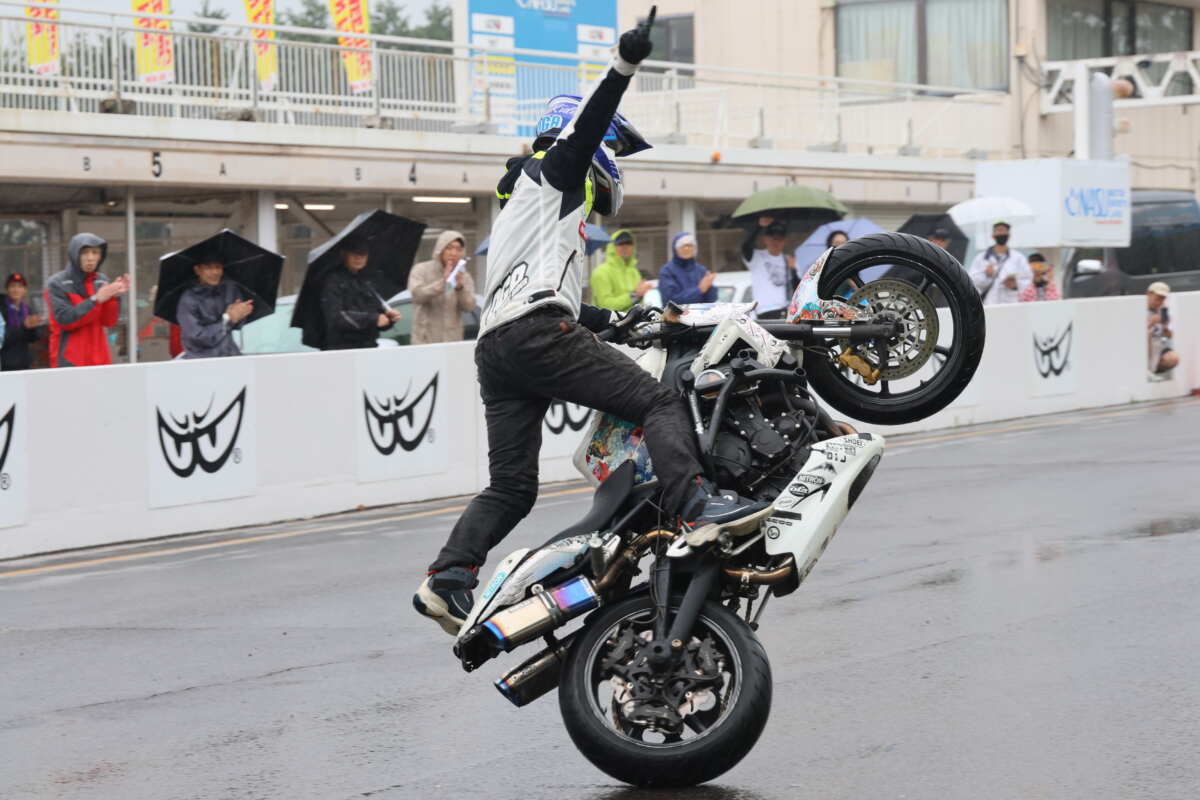 スタントライダーOGAによる“エクストリームバイクショー”は、8月29日の「FanFunミーティング in スプリングバレー仙台泉スキー場」でも開催予定。