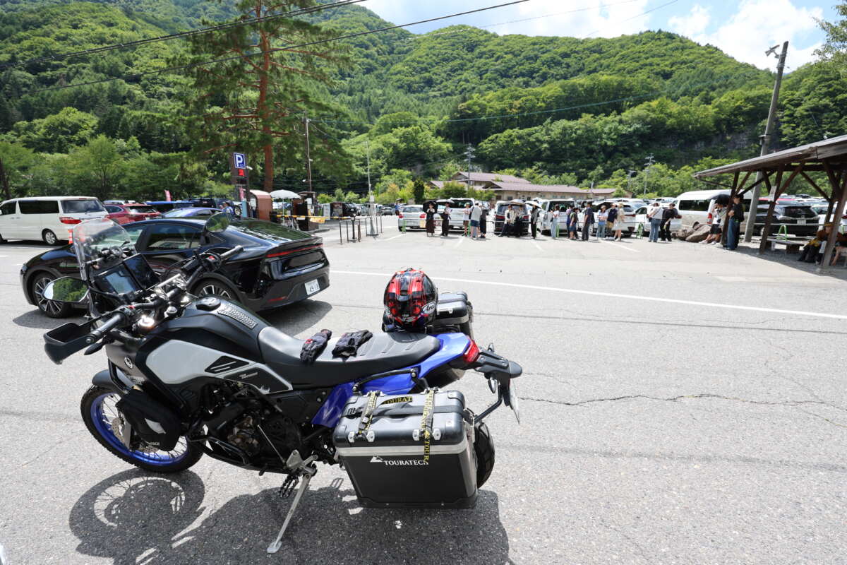 北アルプスの長野側からのアプローチポイントである沢渡駐車場には、土日ともなれば多くの登山者がマイカーで訪れ、早い時間で満車となる。でもね、バイクならそんな状況でもすんなり停められるんです！