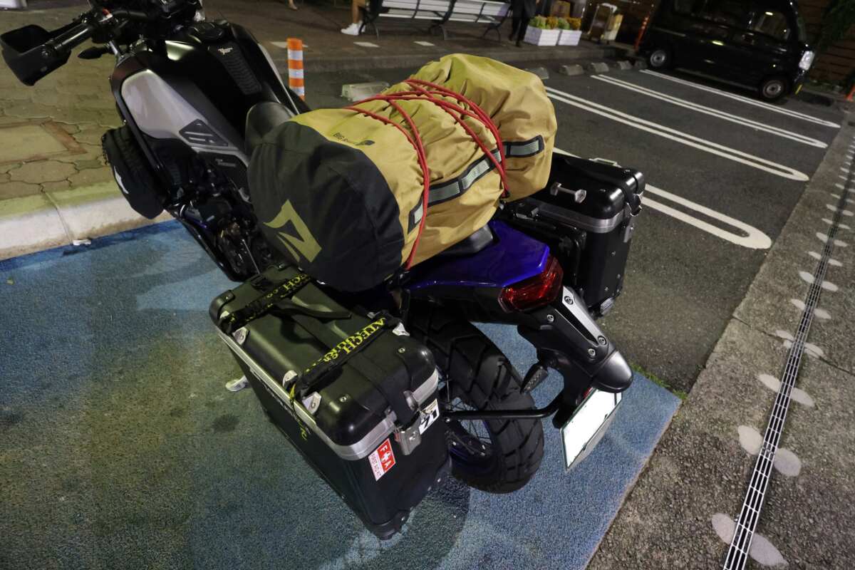 バイクによる登山口へのアプローチを行う場合、施錠できるパニアケースがあると便利。山を歩く間、ライディングシューズやウエアを放り込んでおけば、盗難や水濡れといった心配事が減る。またヒモ類が多い登山用のザックは大きめの防水袋に入れてくくりつけると安心だ。