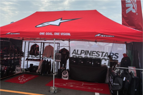 「alpinestarsは、1963年にイタリアで誕生したモーターサイクルギアのブランドで、革新性と高い技術力で世界市場をリードしています。
その中心には、トップアスリートとの協働によって培われた安全性・性能重視の技術と、レースで磨かれた機能を一般ライダーにも反映する姿勢があります。さらに、都市向けライディングギアでも高いデザイン性と実用性を両立し、今後も安全で信頼性の高い装備を提供し続けることを目指しています。」
