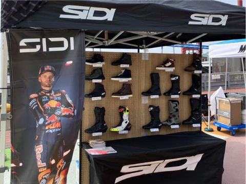 「山城が日本正規代理店を務める、イタリア発のライディングシューズ＆ブーツブランド「SIDI（シディ）」が協賛ブースとして出展します。当日はテントブースにて、山城が定番として取り扱うSIDIのシューズおよびブーツを展示。実際に製品を手に取り、質感やフィット感を確かめていただけます。サイズが合えば、その場でのフィッティングも可能です。本ブースでは販売は行いませんが、SIDIのものづくりや特長を直接ご体感いただき、購入を検討される際のフォローやご案内を実施します。ブランドの世界観と履き心地をぜひ体験してください。」