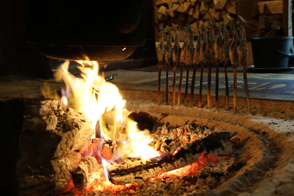 嘉門次小屋の名物は岩魚（イワナ）の塩焼き。今晩はこの塩焼きをつまみに昔話に花を咲かせるとしよう。明日はいよいよ焼岳登山、晴れるといいな。