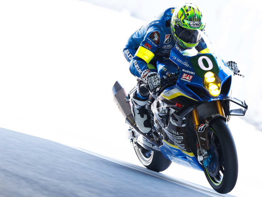 2026年の鈴鹿8時間耐久ロードレースのエクスペリメンタルクラス(実験的クラス)に出場した#0「チームスズキCNチャレンジ」のGSX-R1000R。フロントカウルに大きな羽根のようなパーツが取り付けられているのがわかる。これが『ウイングレット』だ。