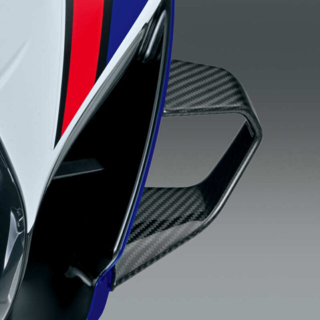 GSX-R1000Rのオプションパーツである『ウイングレット』は、日本製のドライカーボンで価格は片側一枚18万7000円！！　ちなみに重さはウイング片側単体でわずか45g。左右両側、ボルトなどの取り付け部品込みで110gとなっている。
