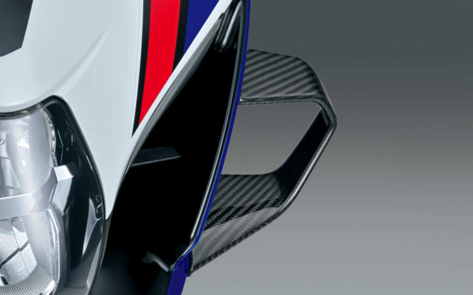 GSX-R1000Rのオプションパーツである『ウイングレット』は、日本製のドライカーボンで価格は片側一枚18万7000円！！　ちなみに重さはウイング片側単体でわずか45g。左右両側、ボルトなどの取り付け部品込みで110gとなっている。