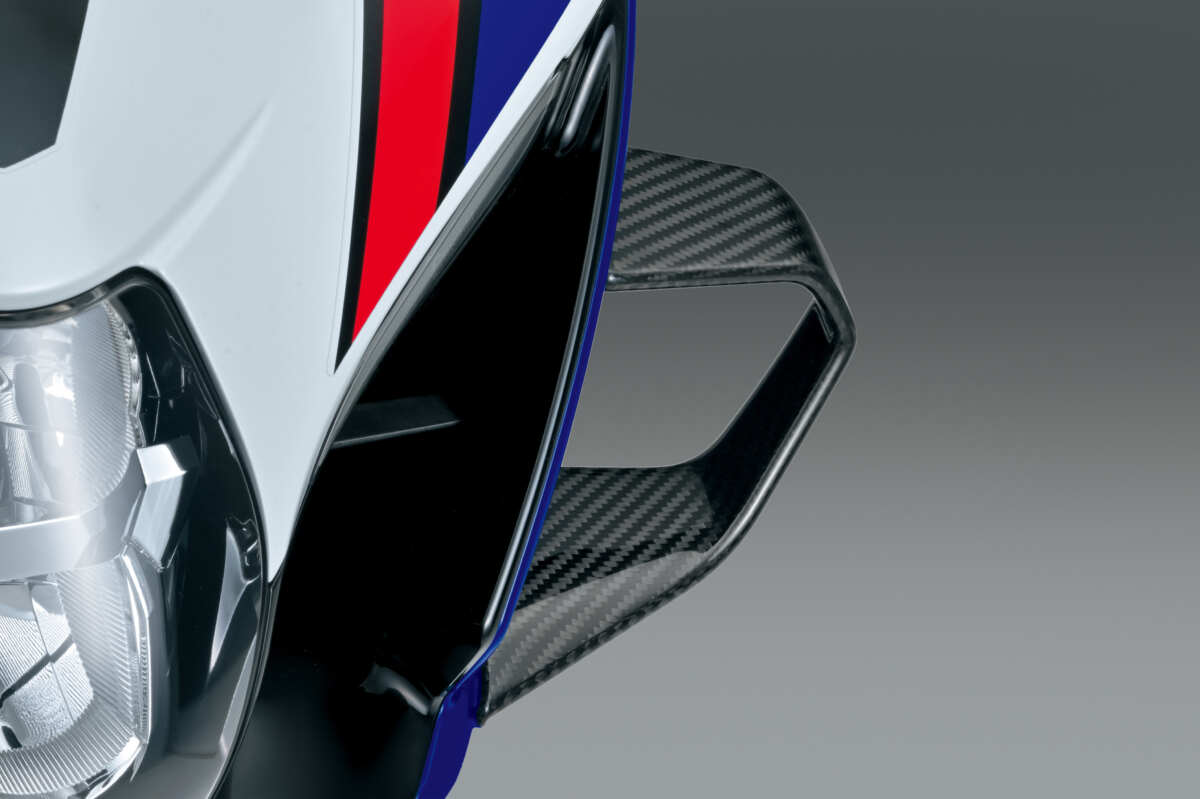 GSX-R1000Rのオプションパーツである『ウイングレット』は、日本製のドライカーボンで価格は片側一枚18万7000円!! ちなみに重さはウイング片側単体でわずか45g。左右両側、ボルトなどの取り付け部品込みで110gとなっている。