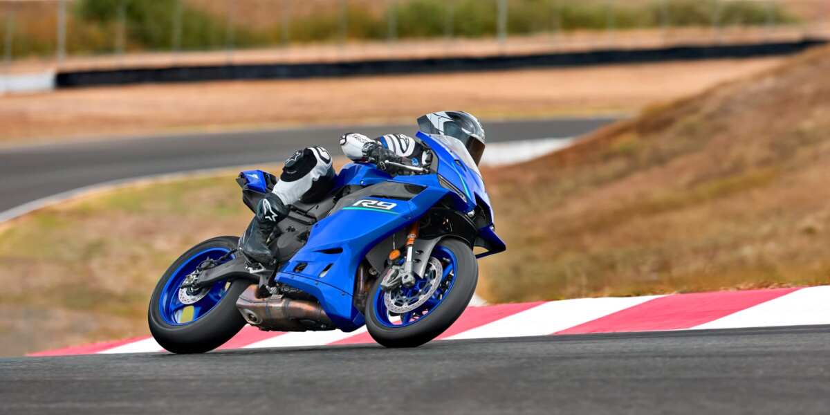 ヤマハのYZF-R9も大きく張り出したウイングレットを装備。正直、公道でその具体的な効果を体感することはなかったが、気分はアガる!