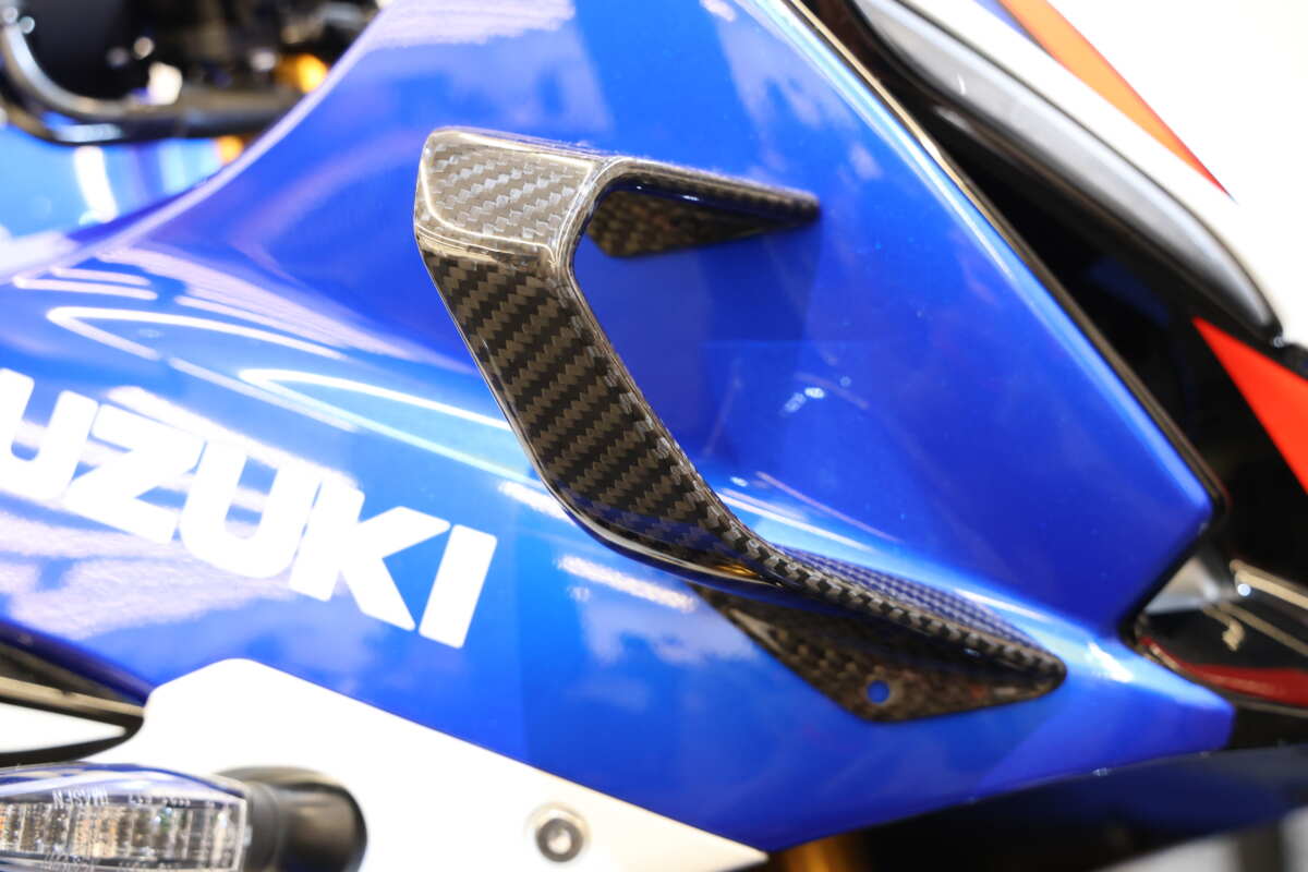 2026年モデル・GSX-R1000Rのウイングレット(※写真のウイングレットは撮影用であり、穴あけ加工が必要な取り付けボルトが装着されていない)。