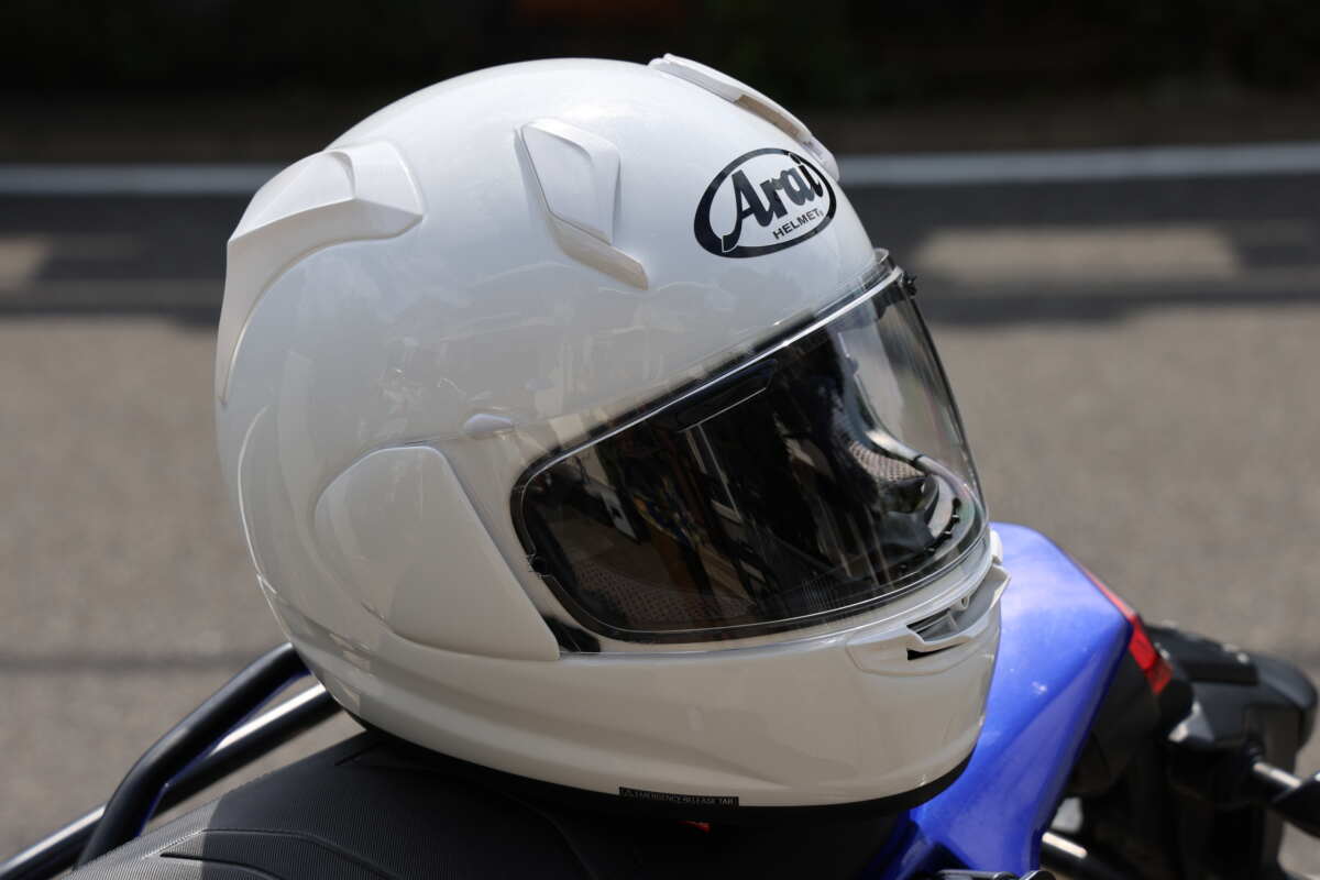 アライヘルメットの新作『X-SNC』。レーシングユースやサーキット走行を想定した最高峰の「RX-7X」と、ツーリング用「アストロ-GX」の間のポジションに収まる新作ヘルメットでシリーズ最軽量を誇る。