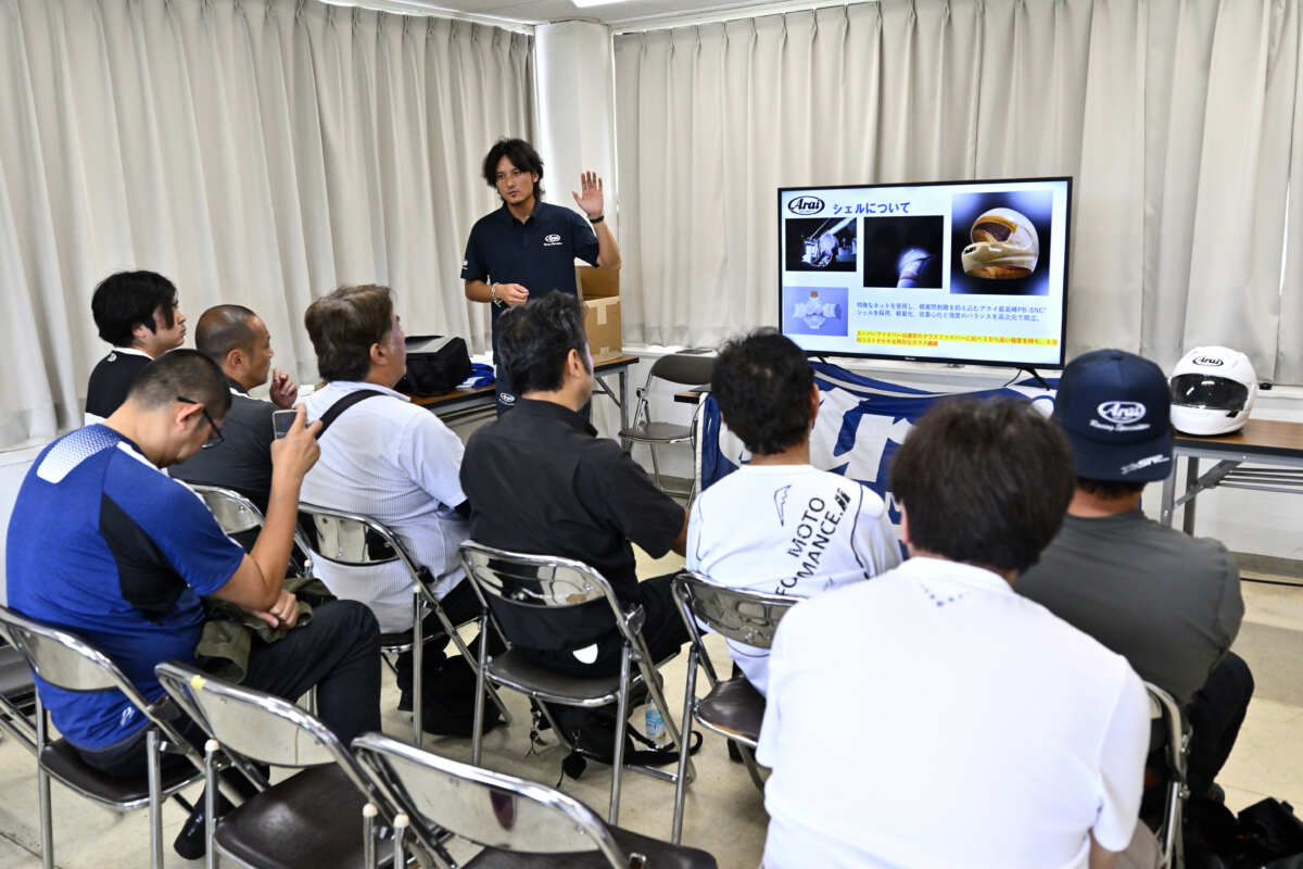 「X-SNC新製品プレゼンテーション」の様子。『X-SNC』の技術的な特徴はもちろんだが、長年ライダーの頭を守り続けてきたアライヘルメットの社史などもしっかり解説。