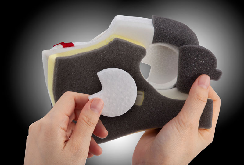 システムパッドには、インカムスピーカー用のホール（パッド着脱式）が設けられている。