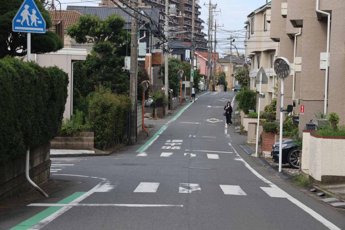 “生活道路における自動車の法定速度が60km/hから30km/hに引き下げ”の対象となるのは、“センターラインがない”こんな道。これまで速度制限がなかったので法律上は60km/hで走れたが、これが30km/h以下に引き下げられることになった。