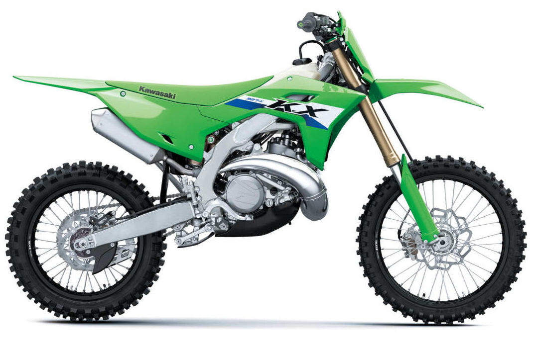 2026年6月に突如発表されたカワサキのKX327X。カワサキのオフコンペモデルにフロント21インチのフルサイズ車体を持った『２ストローク』モデルが登場するのは19年ぶりのことだ。