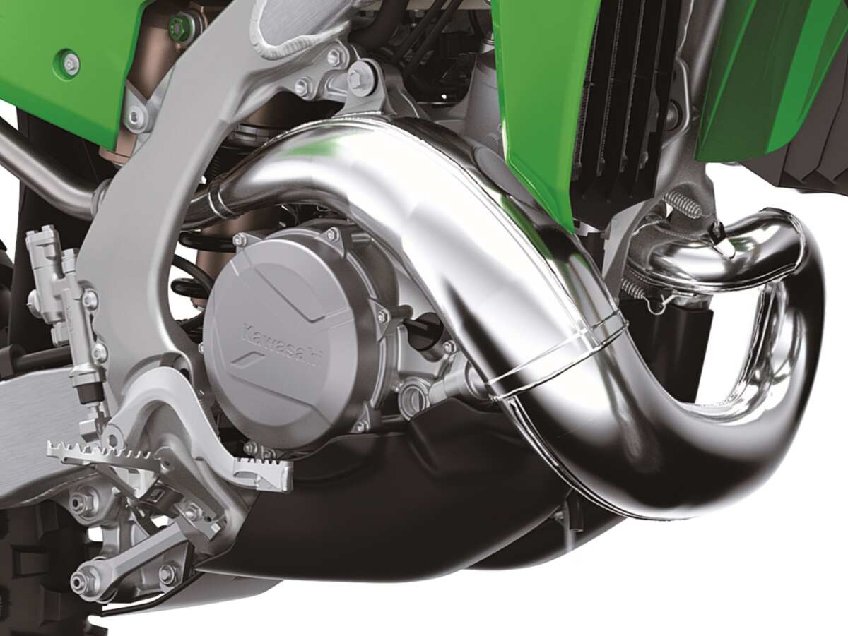カワサキ・KX327Xの『２ストローク』エンジン。エンデューロ系モデルとして6速トランスミッションを採用し、精密な燃料および点火マッピングにより、極低回転から高回転まで急激なトルク変動の少ないリニアな特性を実現しているという。 