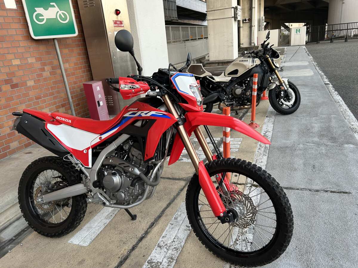 レッドバロン葛飾で購入したホンダCRF250L<S>。首都高速5号線 志村パーキングエリア。